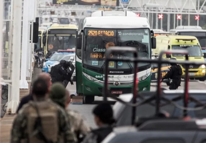 Un grupo de policías se acercan al autobús para sacar a las 31 personas que habían sido tomadas como rehenes. FOTO/EFE