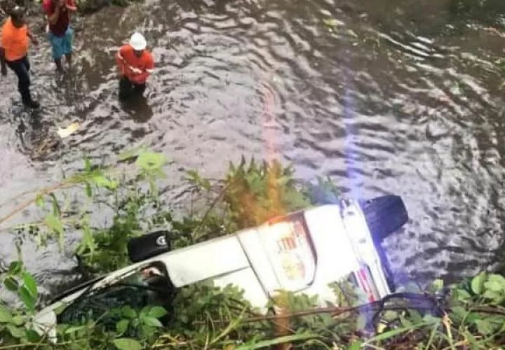 El bus, tipo coaster, de la ruta La Unión-San Miguelito, cayó en un río en el sector de Las Lajas, en Las Cumbres.  