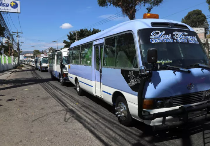 Varios conductores de autobús permanecen en paro por los excesivos cobros de extorsión de bandas delicuenciales y pandillas este viernes en Tegucigalpa (Honduras). Foto: EFE.