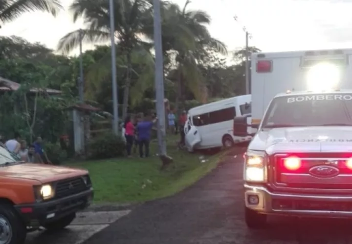 El conductor del bus de la ruta Penonomé-Pajonal perdió el control del vehículo y se estrelló con un poste del tendido eléctrico. Foto/Bomberos de Coclé 