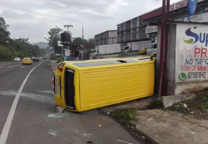 Un auto color blanco colisionó al busito colegial lo que provocó que colisionara. Foto/Diomedes Sánchez