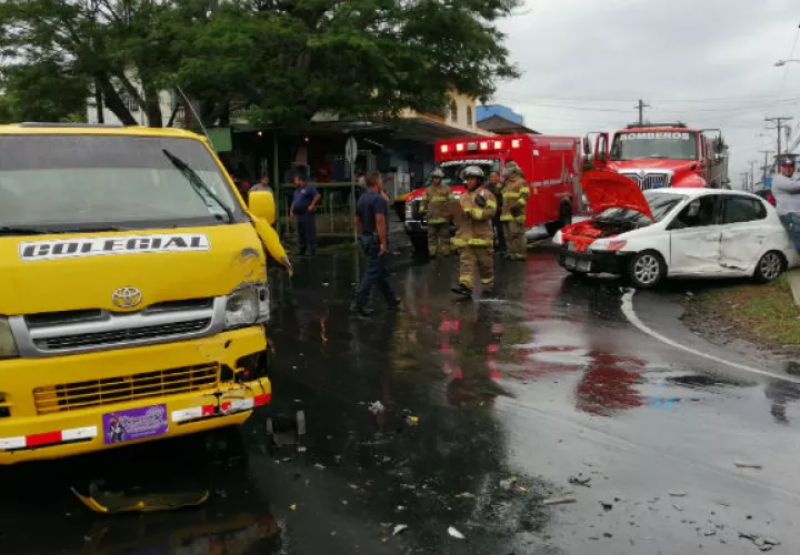 Busito colegial choca con auto sedán en Barrio Colón de La Chorrera 
