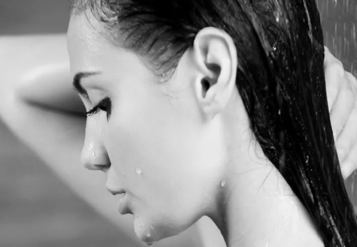 Deben elegir el champú correcto para su tipo de cabello.  EFE