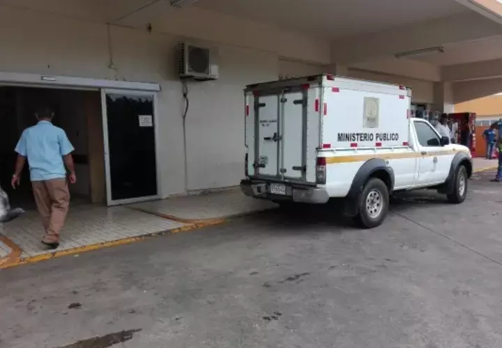 Levantamiento del cadáver en el hospital Nicolás Solano de La Chorrera. Foto/Eric Montenegro