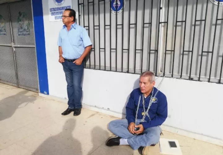 El transportista se mantendrá de forma indefinida en las afueras de la ATTT en Chitré, sin alimentación, y sorteando las inclemencias del tiempo, como manera de hacer presión para ser escuchados. Foto/Thays Domínguez