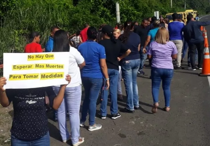La comunidad de Panamá Norte realizó una cadena humana en el lugar donde ocurrió el fatal accidente de tránsito en el que murieron cinco personas. Foto Jesús Simmons @Jesus06041973