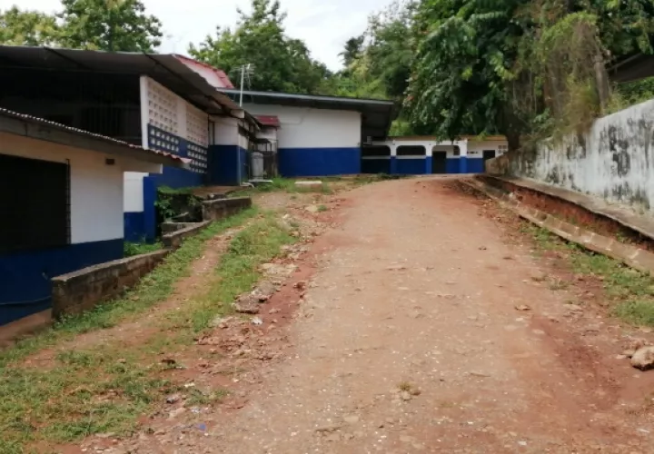 Los problemas en este plantel van desde un sistema eléctrico inservible, derrame de aguas servidas en los baños, filtraciones en el techo; además de un gimnasio arruinado, advierten los docentes. Foto/Eric Montenegro