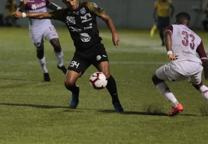 Jorman Aguilar del CAI y Jailon Hadden (33) del Saprissa. Foto:@CAIPanama