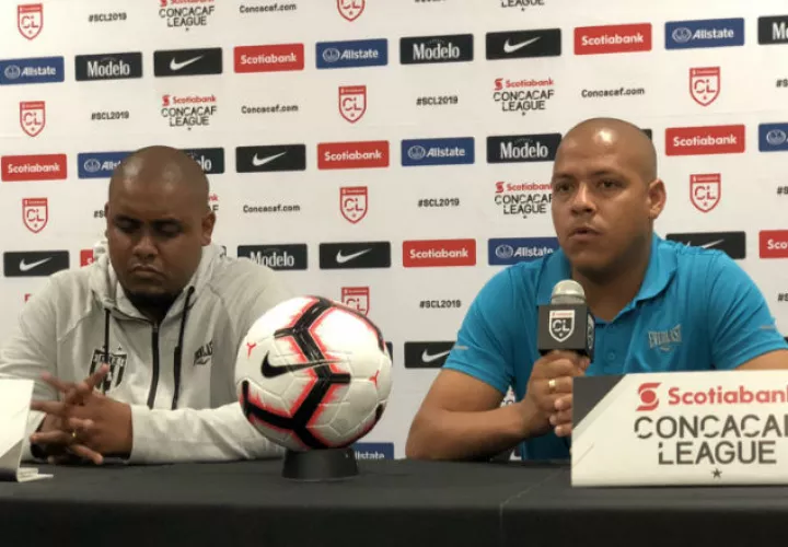 Francisco Perlo (izq.) y Gustavo Bolívar atienden a la prensa previo al duelo ante Saprissa. Foto @CAIPanama