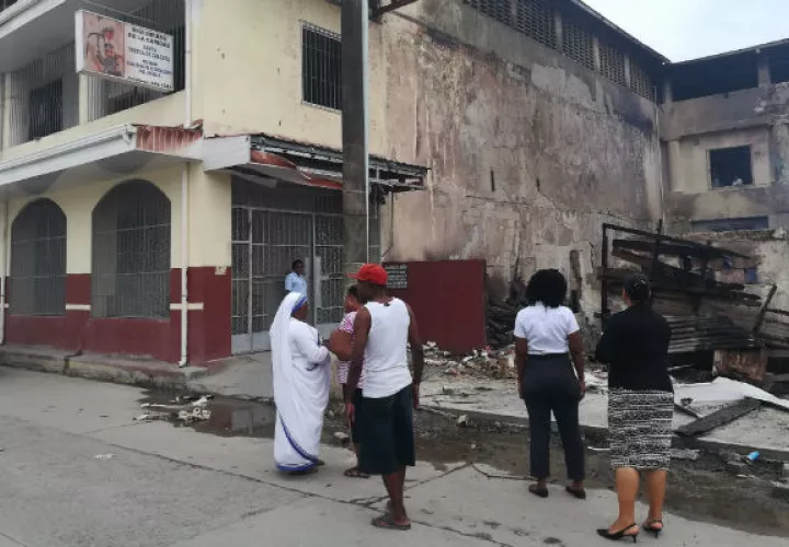 Funcionarios del Mides observan la destrucción por el fuego. Foto: Diómedes Sánchez S. 
