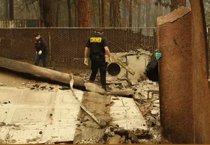 Se ha pedido el apoyo de equipos forenses para identificar rápidamente a las víctimas del incendio. FOTO/AP