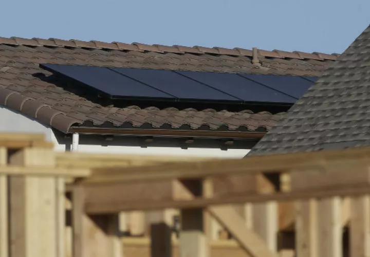 Panel solar en una casa en Sacramento, California. Foto: AP.
