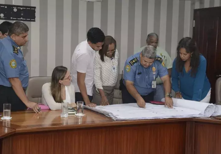 Reunión busca solución para emergencias en Calle Uruguay. 
