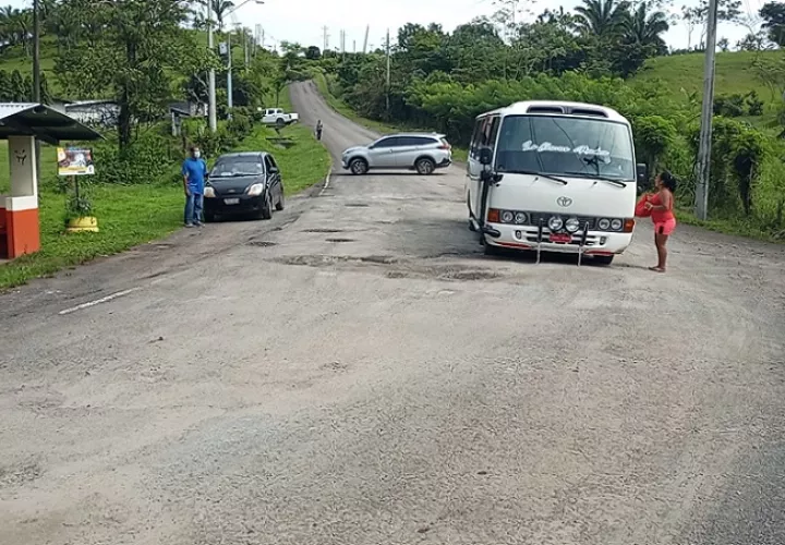 Algunas calles y cunetas al no estar terminadas se han ido deteriorando.uno alt