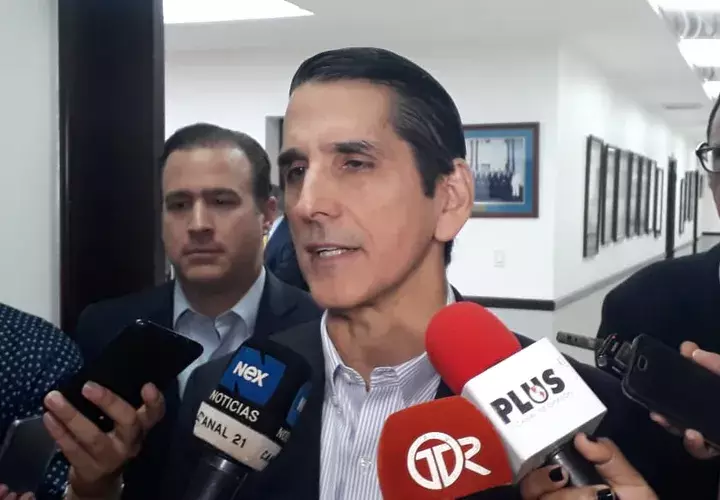 Rómulo Roux en reunión con empresarios de la Cámara de Comercio. Foto/Víctor Arosemena