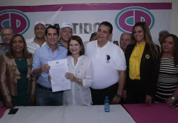 Junta Directiva de Cambio Democrático formalizó la postulación de Ricardo Martinelli en un acto político en el que se dieron muestras de unidad junto al respaldo del partido Alianza. Víctor Arosemena