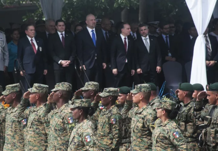 La Fuerza Pública realizó ayer un desfile de honor  a las nuevas autoridades de seguridad.  Foto de Víctor Arosemena 