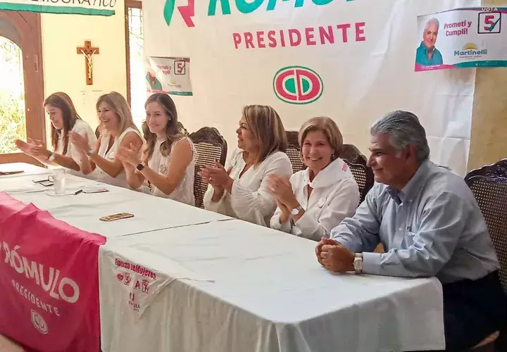 El acto político, en el que se informó de la instalación de la organización Fuerza de Mujeres, contó con la asistencia de Vicky de Roux, esposa del candidato presidencial Rómulo Roux, y la del exministro de Seguridad, José Raúl Mulino.