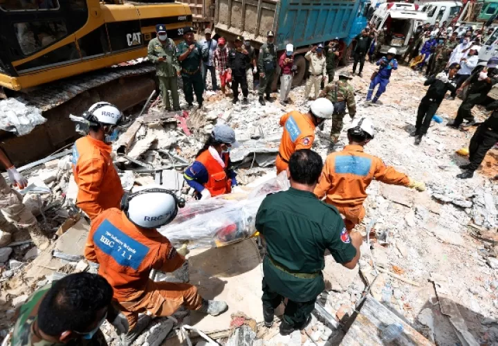 364/5000 Un equipo de rescate camboyano lleva el cuerpo de un trabajador al sitio de un edificio derrumbado en un sitio de construcción en la provincia de Preah Sihanouk. FOTO/AP