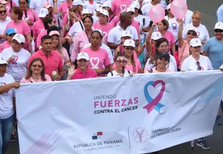 Este domingo se desarrolló la caminata de la cinta rosada y celeste como parte de la campaña de prevención del cáncer.