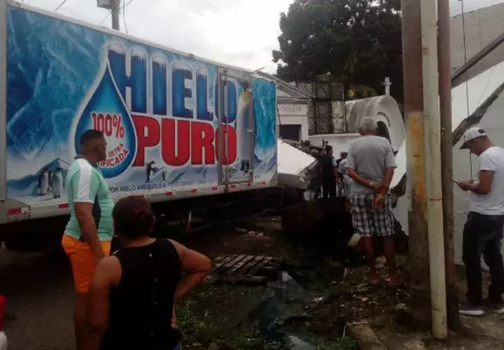 Conductor de camión de una hielería choca contra tumba del expresidente Remón Cantera. Foto: Redes Sociales.
