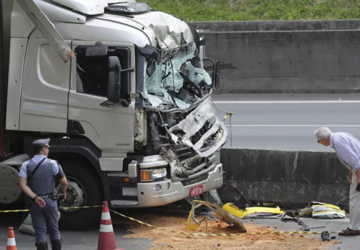 El camionero resulto con algunas heridas y se salvó de milagro. FOTO/AP