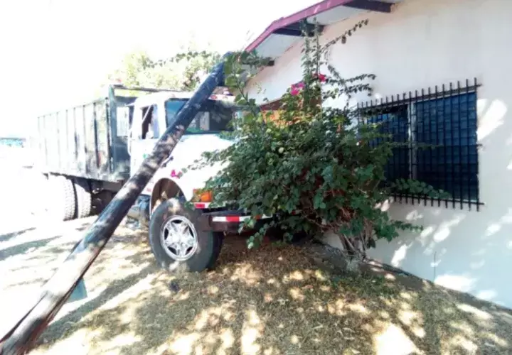 Estacionó el camión en un minisúper, pero el freno de mano cedió. Foto/José Vasquez