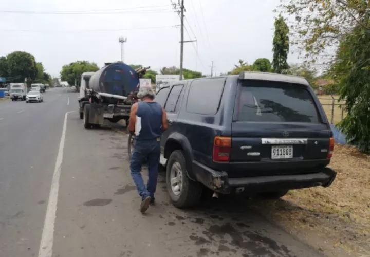 Los usuarios deben esperar que la obra sea entregada para continuar con el vertido. Foto/Thays Domínguez