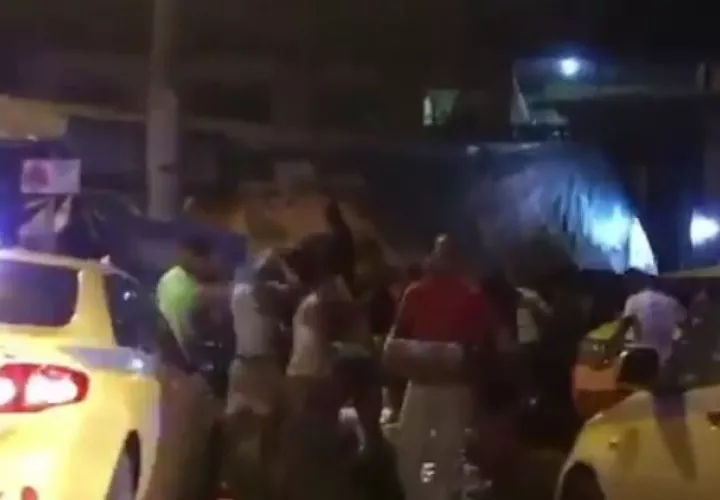 Una avalancha de personas saqueó el camión que se accidentó en Colón y que transportaba latas de cerveza.  