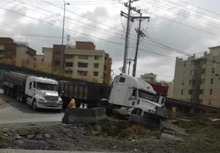 El camión, cargado de gravilla, se accidentó en el Corredor Norte, en la salida de San Isidro. 