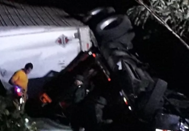 Las autoridades del tránsito presumen que el vehículo debió presentar algún desperfecto mecánico, pues venía bajando y no tomó una curva que hay en la carretera. Foto/Mayra Madrid