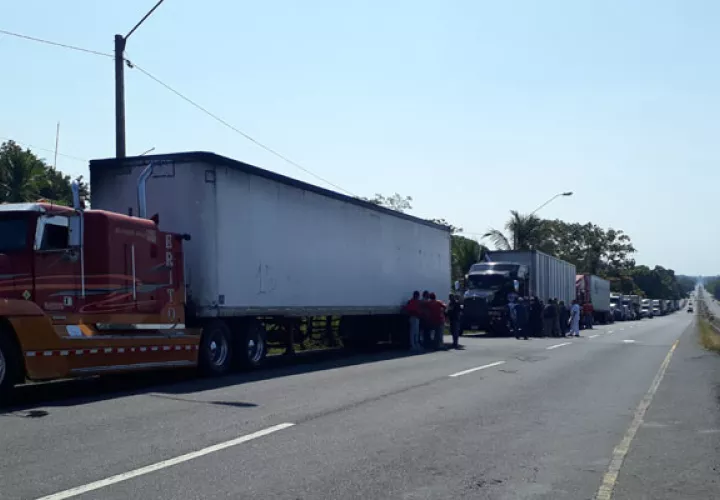 Finalmente los transportistas señalan que la.medida es indefinida hasta recibir respuesta de las autoridades que tienen que resolver el problema.Foto/José Vásquez