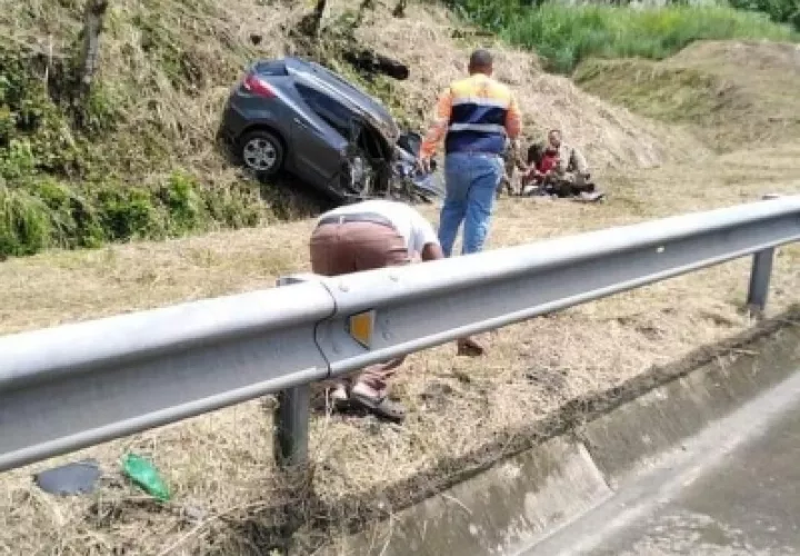 En el vehículo accidentado viajaban una mujer y cuatro niños. Foto/Diómedes Sánchez