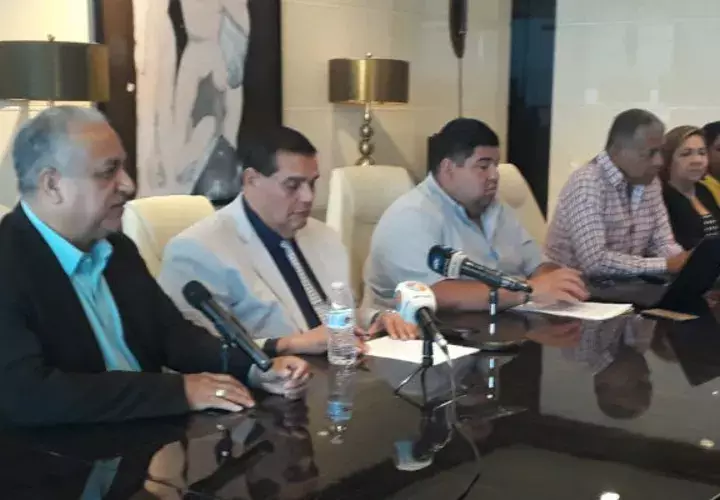 El equipo de campaña de Ricardo Martinelli ya había denunciado una estrategia entre perredistas y varelistas para sacar de carrera al expresidente.