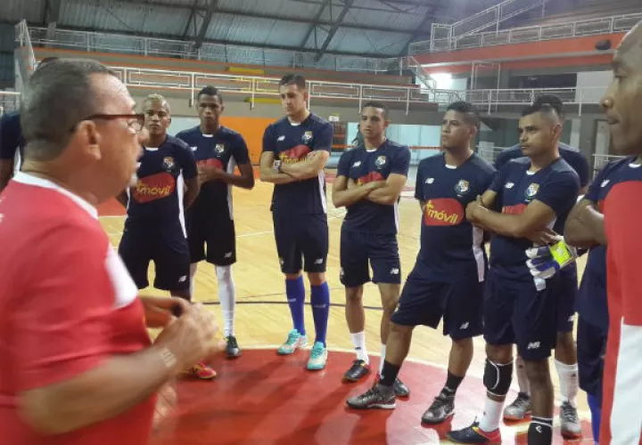 Campuzano (izq.) llevó a Panamá a dos mundiales de futsal.