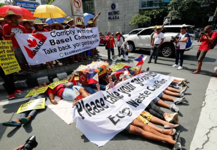 Decenas de personas se manifestaron cerca de las instalaciones de la Embajada de Canadá en Makati, al sur de Manila (Filipinas). La protesta, liderada por el grupo de la Coalición de Desperdicios Ecológicos, exigió el retorno de los residuos de Canadá en el país. Los informes de los medios del pasado 16 de mayo de 2019 informaron que Filipinas ha retirado a su embajador y cónsules de Canadá en una escalada diplomática cada vez mayor sobre toneladas de basura enviadas a Manila. FOTO/EFE