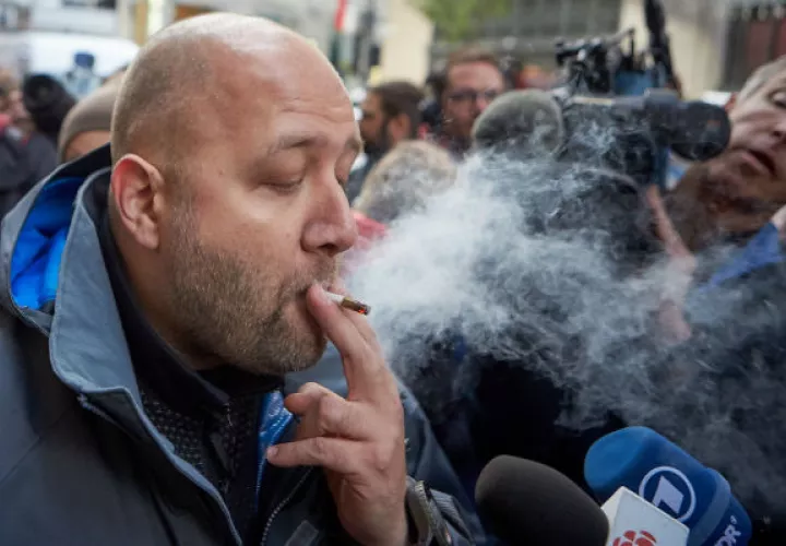 Las mismas escenas de centenares de clientes esperando en fila a las puertas de las tiendas de marihuana para realizar las primeras compras.