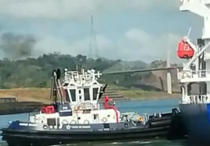 El capitán del remolcador ubicó la nave incendiada en un lugar seguro mientras la tripulación combatía y contenía el incendio. Foto/Cortesía Unión de Capitanes y Oficiales de Cubierta del Canal Panamá