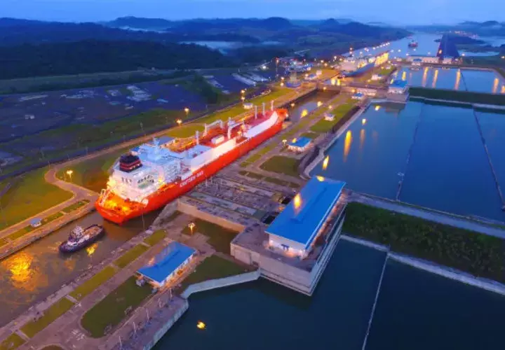 El Canal de Panamá modificó su sistema de reservaciones para ofrecer hasta dos cupos por día para los buques de GNL. Foto/Cortesía 