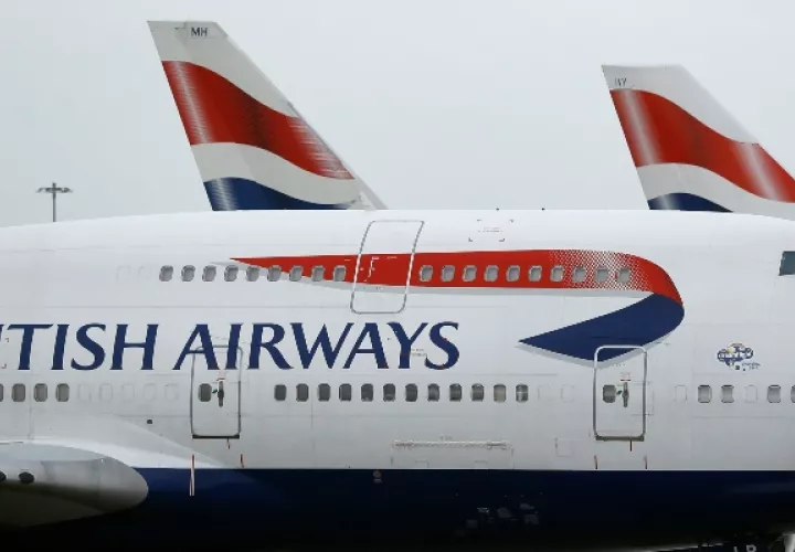 El Gobierno egipcio ha defendido que la decisión de la aerolínea británica British Airways (BA) de suspender todos sus vuelos a El Cairo por motivos de seguridad no proviene del Ejecutivo de Londres. FOTO/AP