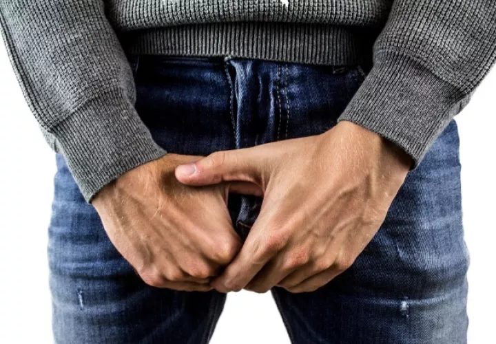 Los hombres deben cuidar sus órganos sexuales.