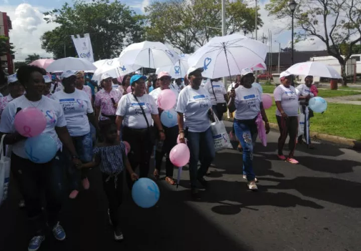 Con paraguas y globos alusivos a la campaña del cáncer marcharon en Colón. Foto: Diómedes Sánchez S.