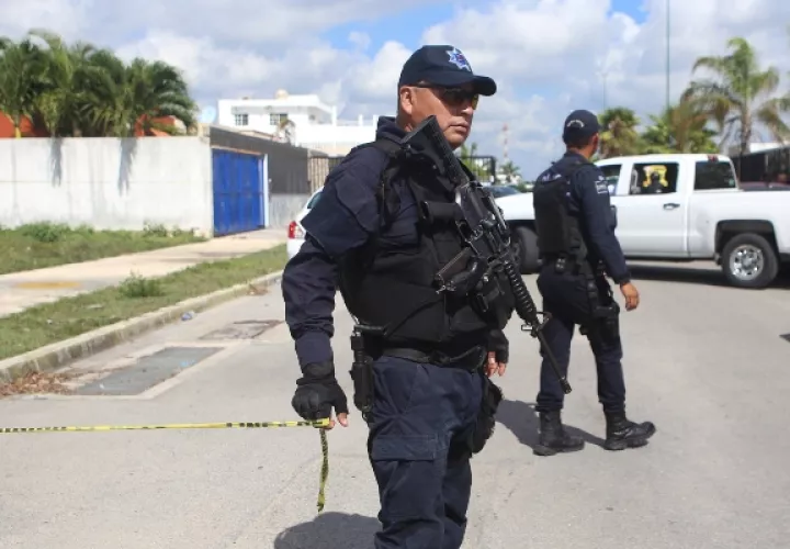 Policías federales custodian la escena de la investigación tras la desaparición de al menos 27 personas, en Cancún FOTO/EFE(México). Autoridades mexicanas investigan la desaparición de al menos 27 personas que fueron sacadas a la fuerza de un centro de ventas vacacionales por teléfono ubicado en una zona residencial en el balneario mexicano de Cancún. 