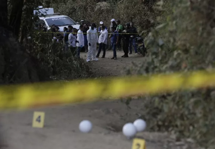 Policías prestan seguridad y miembros de la Fiscalía realizan labores forenses este lunes en Suárez, en el departamento del Cauca (Colombia), donde fue asesinada la candidata a la alcaldía Karina García, junto a otras 5 personas. FOTO/EFE