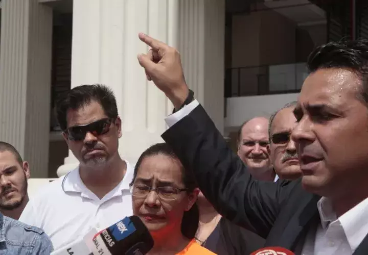 Ricardo Lombana, quien busca una candidatura independiente, criticó que el TE haya cambiado las reglas a solo 40 días del cierre para la entrega de firmas.  Víctor Arosemena