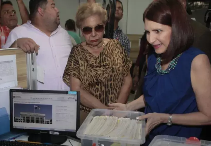 Marta Linares de Martinelli encabezó la entrega de los libros.