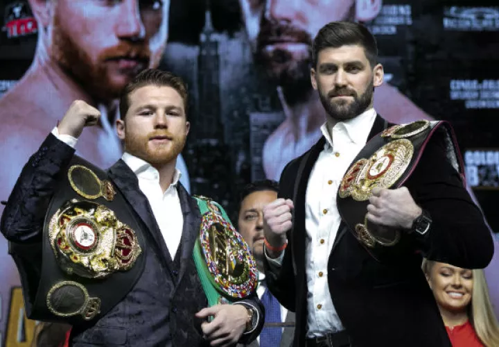 Canelo Álvarez  (izq.) y Rocky Fielding. Foto:AP