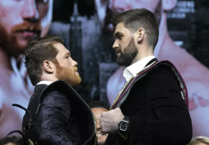 Canelo Álvarez  (izq.) y Rocky Fielding. Foto:AP