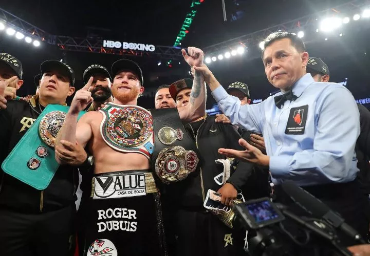 ‘Canelo’ Álvarez con su nuevo título. Foto EFE