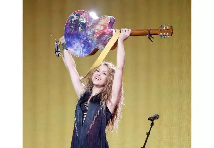 Shakira, Paquita la del barrio y Marc Anthony han tenido que rendir cuentas a la ley.  Fotos: Instagram 